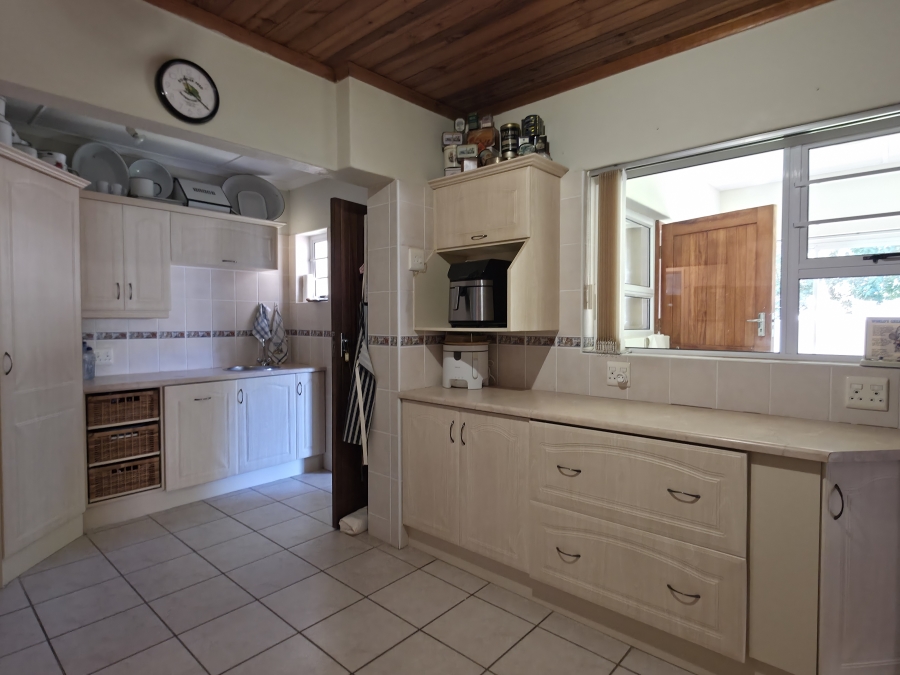7 Bedroom Property for Sale in Wavecrest Eastern Cape